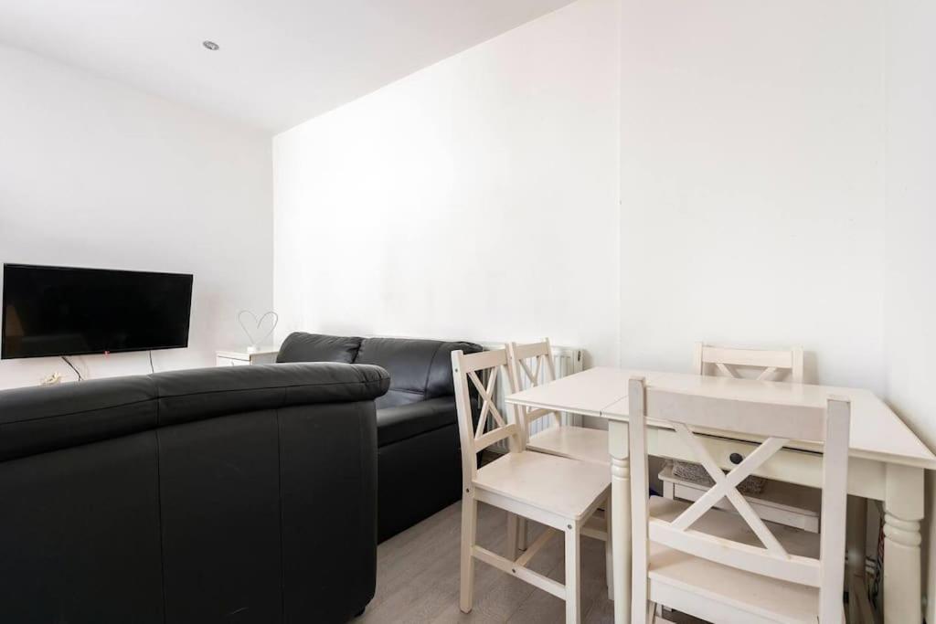 Cosy Double In Limehouse-stephney Londra