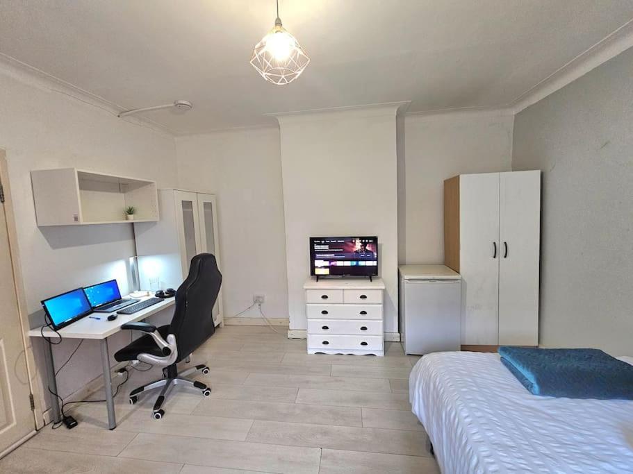 Cosy Double In Limehouse-stephney Londra